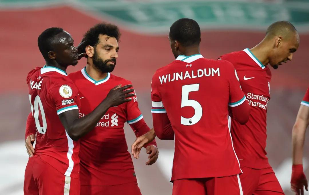 مانشستر يونايتد يفرض قانون رونالدو لتحديد رواتب اللاعبين عند 200 ألف جنيه أسبوعياً  